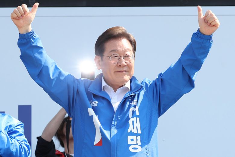 더불어민주당 이재명 대선 후보가 12일 경기 화성시 동탄 센트럴파크 음악분수중앙광장에서 열린 집중유세에서 시민들에게 지지를 호소하고 있다. 뉴시스