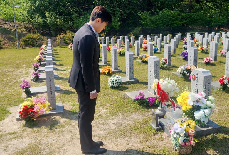 국민의힘 비상대책위원장에 내정된 김용태 의원이 12일 대전 유성구 국립대전현충원을 찾아 채 상병 묘역을 참배하고 있다. 국민의힘 제공