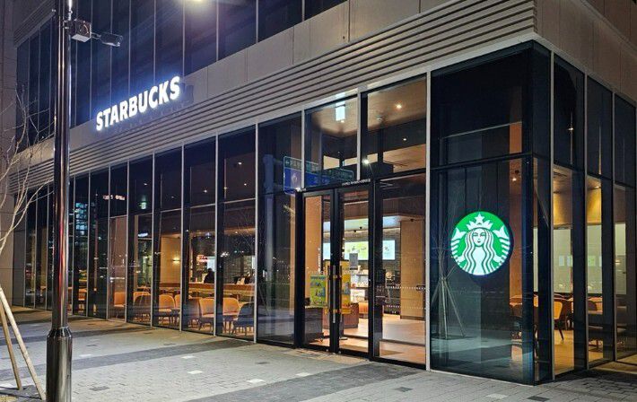 야간 운영 중인 마곡보타닉게이트점. 스타벅스 제공