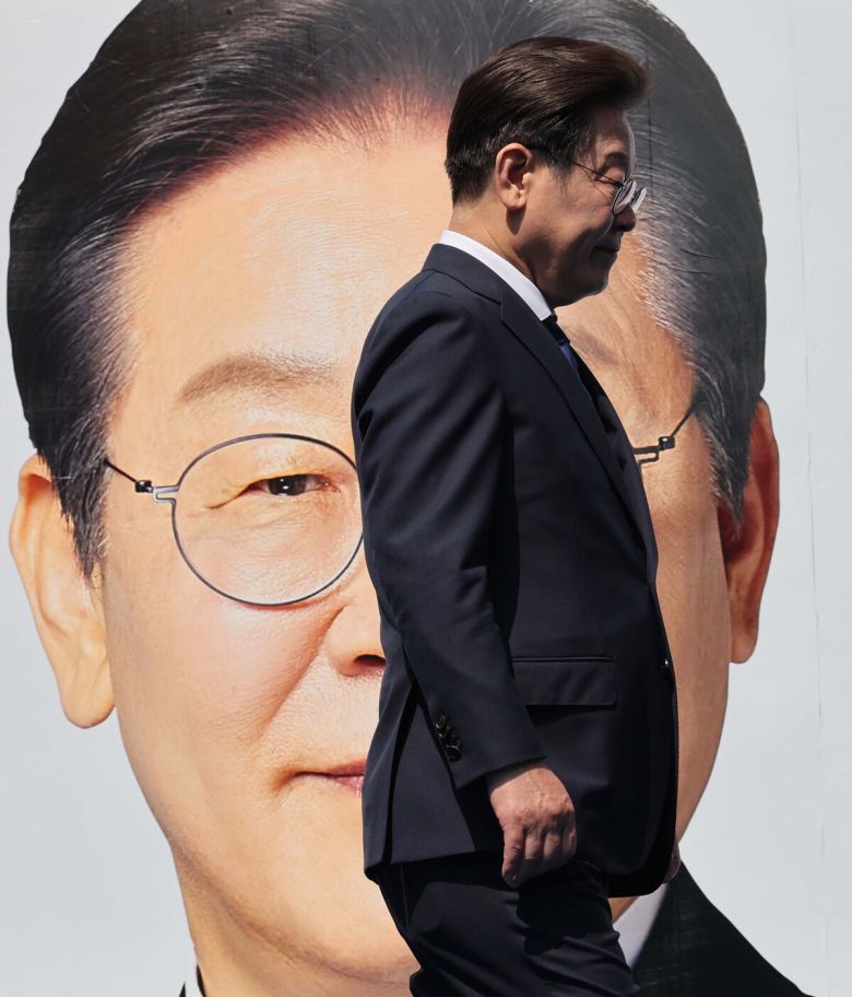 더불어민주당 이재명 대선후보가 제21대 대통령선거 공식 선거운동이 시작된 12일 서울 청계광장에서 열린 '빛의 혁명' 광화문 유세에서 단상 한쪽으로 걸어가고 있다.   허정호 선임기자