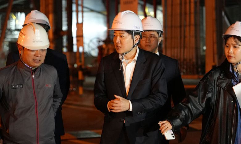 이준석 개혁신당 대통령 후보가 공식 선거운동이 시작된 12일 전남 여수 국가산업단지를 찾아 관계자와 대화하고 있다. 이준석 캠프 제공