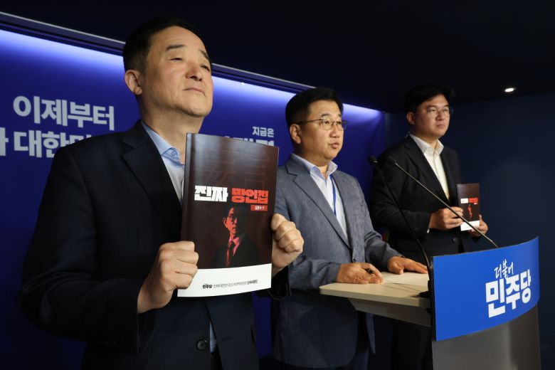 더불어민주당 중앙선대위 강득구 신속대응단장과 정준호,백관천 부단장이 11일 오전 서울 여의도 당사에서 김문수 국민의힘 대통령 후보 망언집 공개 관련 브리핑을 하고 있다. 뉴스1