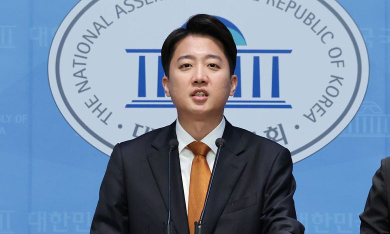 개혁신당 이준석 대선 후보가 제21대 대통령 선거 공식 선거운동 첫날인 12일 서울 여의도 국회 소통관에서 선거 구상 발표를 하고 있다. 연합뉴스