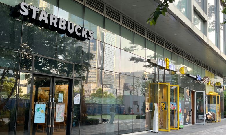 11일 서울 용산구 한 아파트 단지 앞에 나란히 들어선 스타벅스·메가커피·빽다방 매장. 세계일보 자료사진