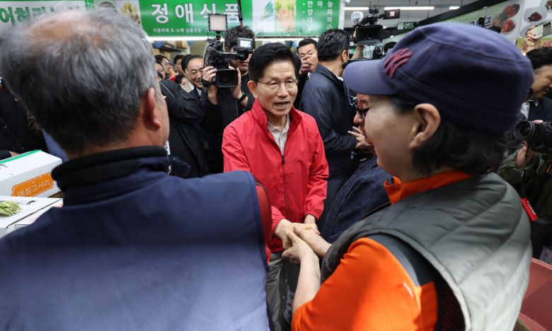 김문수 국민의힘 대선 후보가 제21대 대통령 선거 공식 선거운동이 시작된 12일 새벽 서울 송파구 양재대로 가락시장을 방문해 상인들을 만나 악수하고 있다. 뉴스1