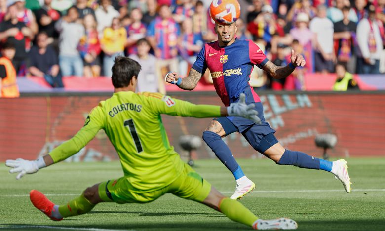 바르셀로나 하피냐가 12일(한국시간) 스페인 바르셀로나의 에스타디 올림피크 유이스 쿰파니스에서 열린 2024∼2025 라리가 35라운드 홈 경기에서 골을 넣고 있다. 바르셀로나=AP연합뉴스