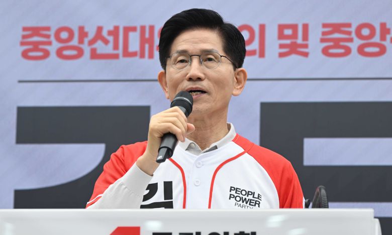 김문수 국민의힘 대통령 후보가 12일 서울 여의도 중앙당사에서 열린 중앙선거대책위원회 임명장 수여식에서 인사말을 하고 있다. 공동취재사진