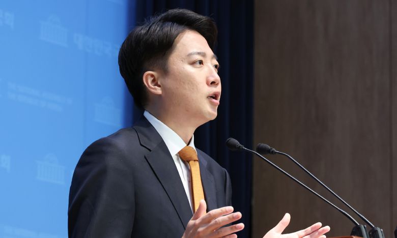 개혁신당 이준석 대선 후보가 제21대 대통령 선거 공식 선거운동 첫날인 12일 서울 여의도 국회 소통관에서 선거 구상 발표를 하고 있다. 연합뉴스