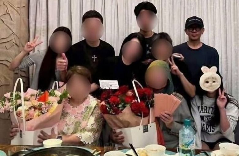 대만 배우 고(故) 서희원을 떠나보낸 구준엽이 가족 모습에 참석한 사진이 공개됐다. 서희원 모친 페이스북 캡처