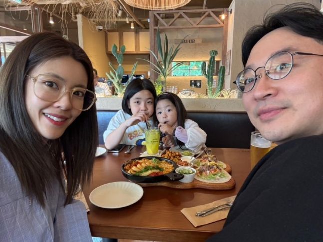 이윤지의 남편인 치과의사 정한울이 최근 온라인 상에서 확산된 이혼설과 가짜뉴스에 직접 해명에 나섰다. 정한울 인스타그램 캡처 정한울 인스타그램 캡처