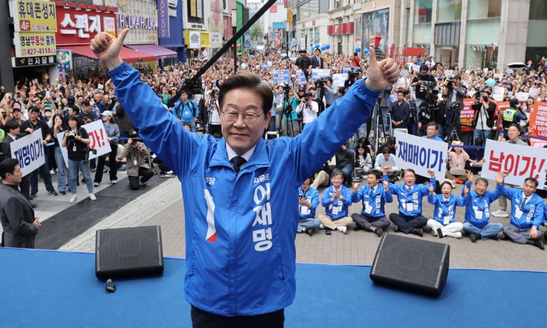 두 손 번쩍 인사 더불어민주당 이재명 대선 후보가 13일 대구 동성로에서 열린 ‘대구 집중유세’에서 양손 엄지를 들어 인사하는 모습. 대구=허정호 선임기자