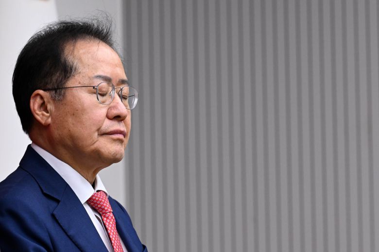지난달 29일 서울 여의도 중앙당사에서 열린 제21대 대통령 후보자 국민의힘 3차 경선 진출자 발표 행사에서 경선에 참여한 홍준표 전 대구시장이 탈락 발표가 난 후 눈을 감고 있다. 국회사진기자단