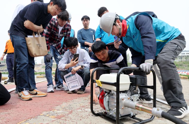 13일 서울 강남구 탄천 세월2교에서 열린 '2025년 풍수해 대비 실무자 교육 및 방재훈련’에서 엔진 양수기 실습이 열리고 있다. 이번 훈련에는 강남구 치수과를 포함한 22개동 주민센터 실무자와 강남소방서 등 유관기관 관계자 등 70여명이 참여해 수중펌프 및 엔진 양수기 실습, 임시 물막이판 시연 등을 진행했다.  이제원 선임기자