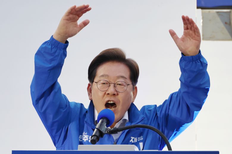 더불어민주당 이재명 대선 후보가 제21대 대통령 선거 공식 선거운동 첫날인 지난 12일 오후 대전 중구 으능정이거리 스카이로드에서 지지를 호소하고 있다. 공동취재