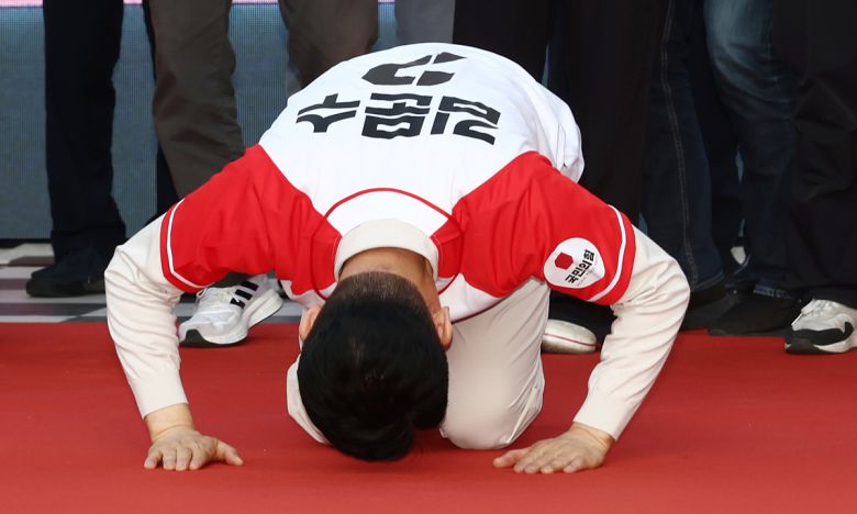김문수 국민의힘 대통령 후보가 제21대 대통령 선거 공식 선거운동 첫 날인 12일 대구 중구 서문시장에서 지지를 호소하며 큰절을 올리고 있다. 대구=뉴스1