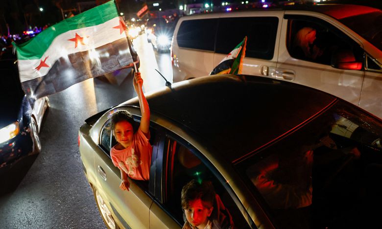제재 해제에 기뻐하는 시리아 어린이 중동을 순방 중인 도널드 트럼프 미국 대통령이 시리아에 대한 제재 해제를 공식 발표한 13일(현지시간) 시리아의 수도 다마스쿠스에서 한 소녀가 자동차에서 몸을 내민 채 국기를 흔들며 기뻐하고 있다. 다마스쿠스=로이터연합뉴스