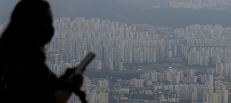 서울 롯데월드타워 스카이전망대에서 바라본 서울 시내 아파트. 뉴시스