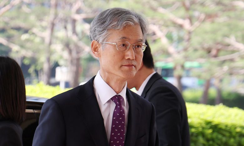 국회 대신 대법원 출근 조희대 대법원장이 14일 서울 서초구 대법원으로 출근하고 있다. 이날 조 대법원장은 국회 법제사법위원회 청문회에 증인으로 채택됐지만 불출석 사유서를 제출했다. 뉴시스