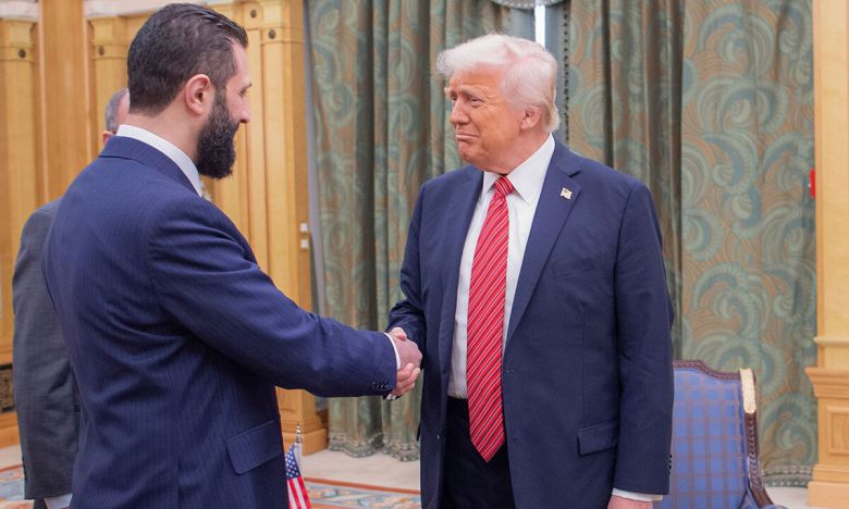 美·시리아, 25년 만에 정상회담 도널드 트럼프 미국 대통령(오른쪽)이 14일(현지시간) 사우디 수도 리야드에서 아메드 알샤라 시리아 임시 대통령과 악수하고 있다. 양국 정상 간 만남은 25년 만이다. 미국은 시리아 내전이 발발한 이듬해인 2012년 시리아와 단교하고 강력한 제재를 부과했다. 리야드=AP연합뉴스