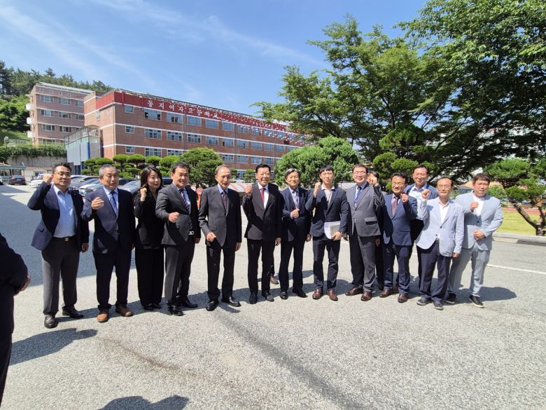 이명박 전 대통령이 모교 동창회 관계자와 기념촬영을 하고 있다.