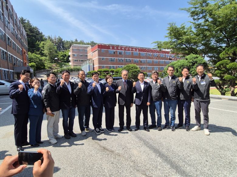 이명박 전 대통령이 지역 정치인과 기념촬영을 하고 있다.