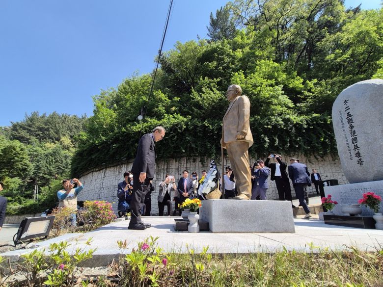 이명박 전 대통령이 고 하태환 동지재단 설립자에게 헌화하고 있다.