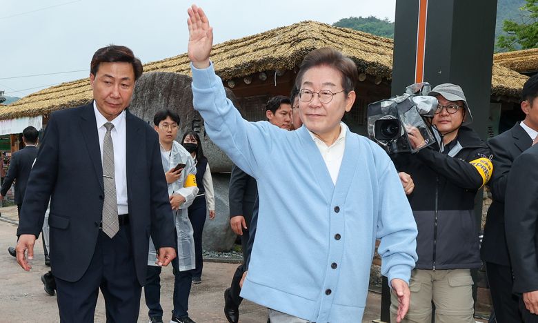 “영·호남 섞이는 화개장터 느낌 좋은 곳” 더불어민주당 이재명 대선후보(가운데)가 15일 경남 하동군 화개장터에서 진행된 유튜브 방송 오프닝을 마치고 이동하며 시민들을 향해 인사하고 있다. 하동=연합뉴스