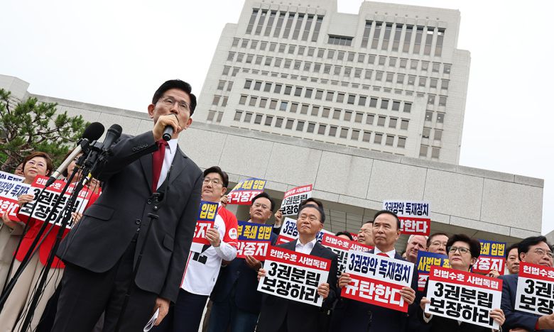 국민의힘 김문수 대선 후보가 15일 서울 서초구 대법원 앞에서 열린 사법부 수호 및 더불어민주당 규탄대회에서 발언하고 있다. 연합뉴스