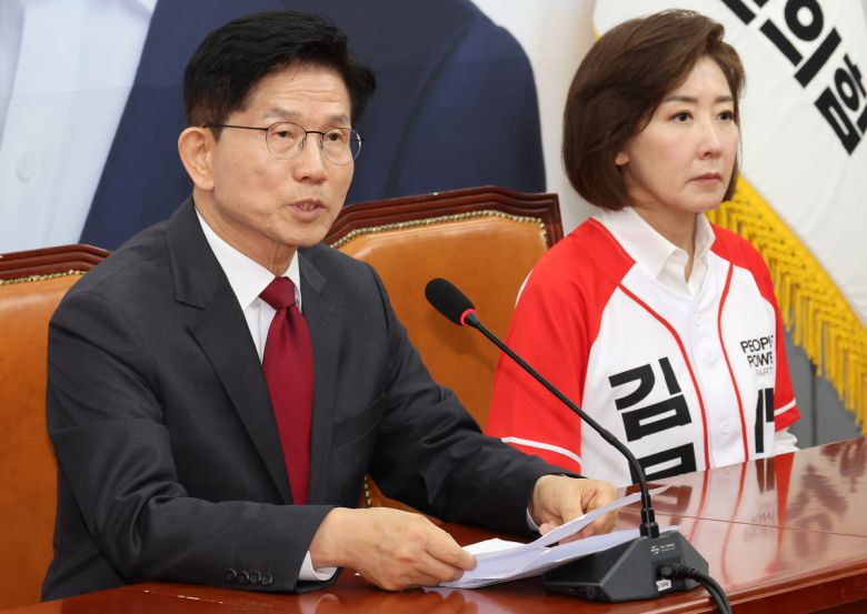 김문수 국민의힘 대선후보(왼쪽), 나경원 의원. 뉴시스