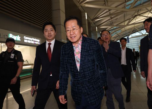 홍준표 전 대구시장이 지난 10일 인천국제공항 제1여객터미널에서 미국으로 출국하기 위해 이동하고 있다. 뉴시스