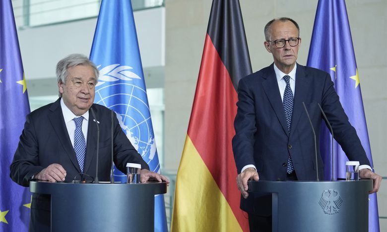 안토니우 구테흐스 유엔 사무총장(왼쪽)과 프리드리히 메르츠 신임 독일 총리가 14일(현지시간) 베를린에서 만나 회담한 뒤 공동 기자회견을 하고 있다. AP연합뉴스