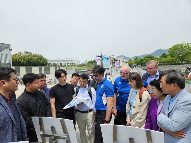 세계양궁연맹 실사단은 13일 2025세계양궁선수권대회의 결승전이 열리는 광주 동구 5·18민주광장에서 경기장 적합성과 관람객 동선, 방송중계 환경 등 현장점검을 했다. 2025세계양궁선수권대회 조직위 제공