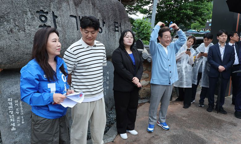 더불어민주당 이재명 대선 후보가 15일 경남 하동군 화개장터 입구에서 유튜브 'K-이니셔TV 케미폭발 동서화합 화개장터 라이브'를 진행하며 두 팔로 하트를 만들어 보이고 있다. 공동취재사진