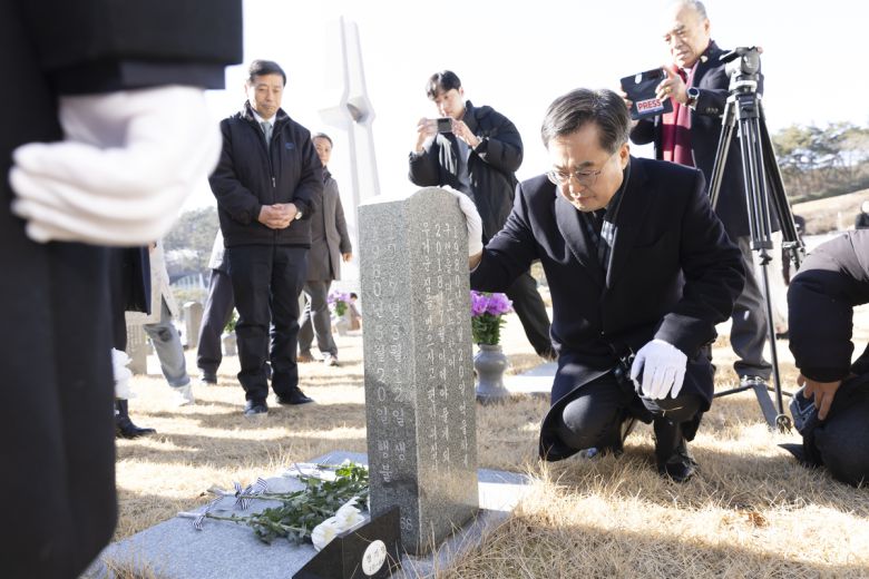 지난 2월 광주 5·18민주묘지를 참배하는 김동연 경기도지사. 경기도 제공