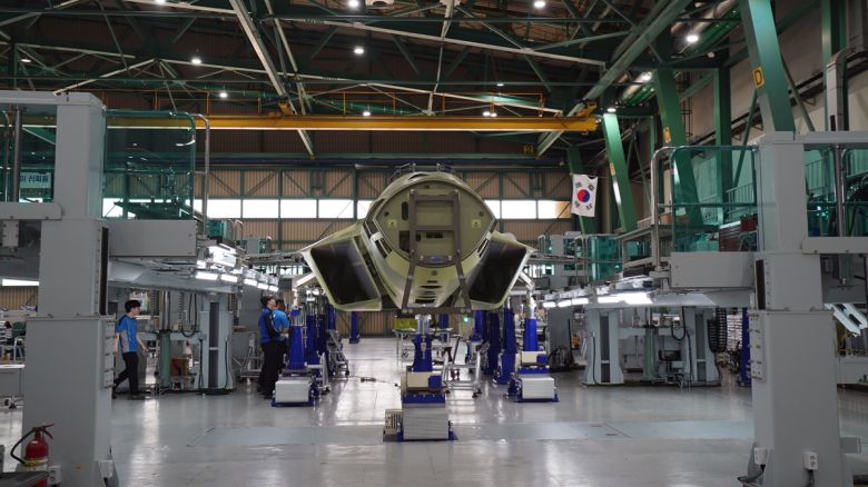 경남 사천 한국항공우주산업(KAI) 고정익동에서 KF-21 양산기가 조립되고 있다. KAI 제공