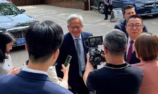 4월 17일 베이징에 도착한 젠슨 황 엔비디아 최고경영자. 위위안탄톈 웨이보 캡처