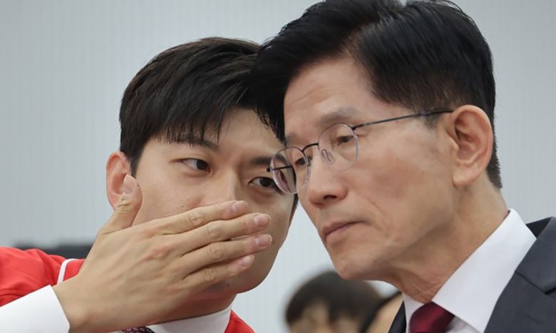 국민의힘 김문수 대선 후보가 15일 서울 여의도 국민의힘 중앙당사에서 열린 대한민국교원조합 대선 정책제안서 전달식에서 김용태 비상대책위원장 지명자와 귀엣말을 하고 있다. 연합뉴스