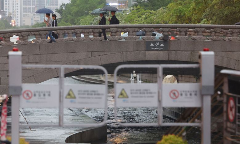 서울 대부분 지역에 호우주의보가 내려진 16일 서울 청계광장 인근 청계천 산책로 입구 출입이 통제되고 있다. 연합뉴스