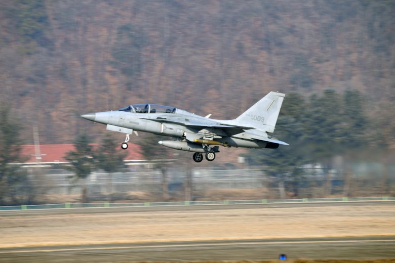 MK-82 폭탄을 장착한 FA-50 경공격기가 활주로를 박차고 이륙하고 있다. 세계일보 자료사진