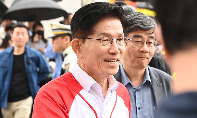 김문수 국민의힘 대선 후보가 16일 경기 화성시 동탄역 앞에서 'GTX로 연결되는 나라' 공약 발표를 마친 뒤 지지자들과 인사를 나누고 있다. 뉴시스