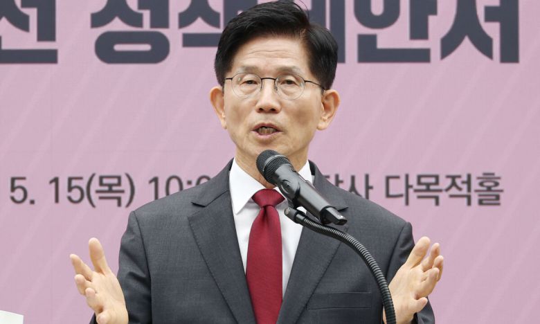 국민의힘 김문수 대선후보가 15일 서울 여의도 중앙당사에서 열린 대한민국교원조합 제12대 대선 정책제안서 전달식에서 인사말을 하고 있다. 뉴스1