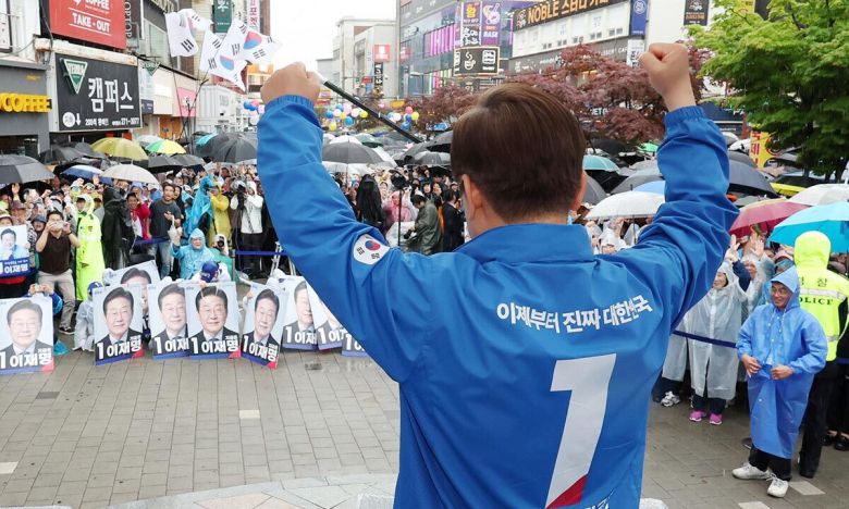 더불어민주당 이재명 대선 후보가 16일 전북 전주시 전북대 후문에서 열린 유세에서 지지를 호소하고 있다. 공동취재