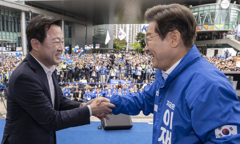 더불어민주당 이재명 대선후보가 17일 광주광역시 서구 김대중컨벤션센터 광장에서 열린 집중 유세에서 이 후보 지지를 선언한 김용남 전 의원을 무대에서 반갑게 맞이하고 있다. 광주=연합뉴스