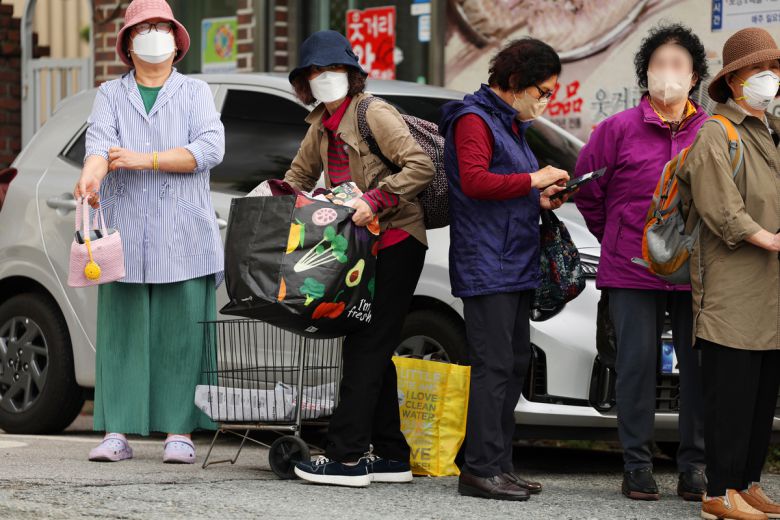 금호타이어 광주공장 화재가 발생한 17일 오후 광주 광산구 소촌동 한 아파트 인근 도로에서 주민들이 대피소로 가는 버스를 기다리고 있다. 광주시와 광산구는 화재로 발생하는 검은 연기의 직접적인 영향을 받는 인접 4개 아파트 단지 주민들을 위해 광주여자대학교 체육관에 대피소를 마련했다. 광주=연합뉴스