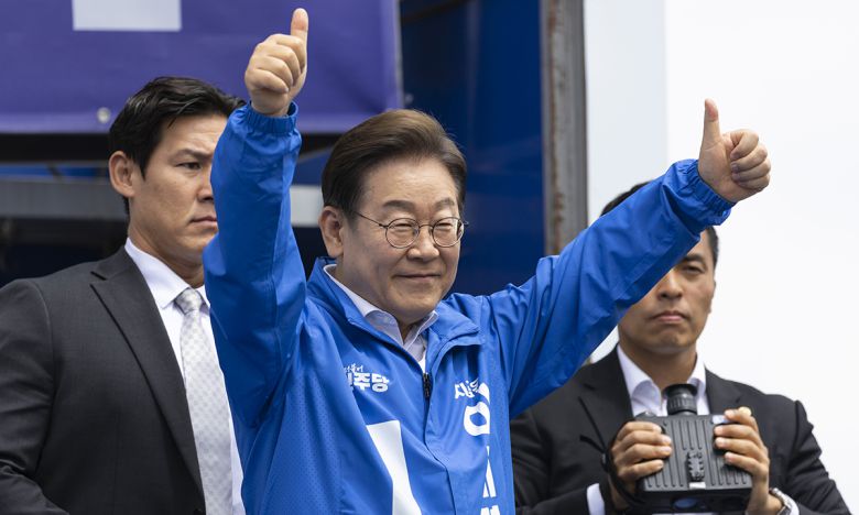 더불어민주당 이재명 대선후보가 17일 전남 나주시 금성관 앞에서 열린 유세에서 시민들을 향해 인사하고 있다. 뉴시스