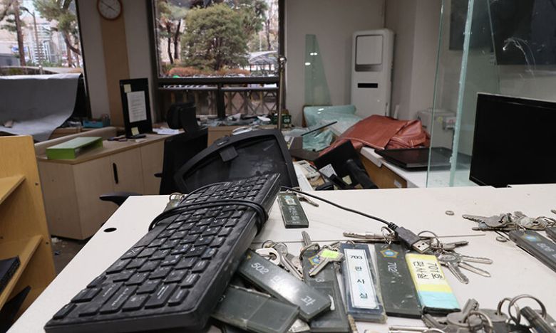 윤석열 전 대통령 지지자들이 서울서부지방법원 내부로 난입해 불법폭력사태를 일으킨 지난 1월 19일 서부지법 내부의 한 사무실과 집기류 등이 파손돼 있다. 연합뉴스