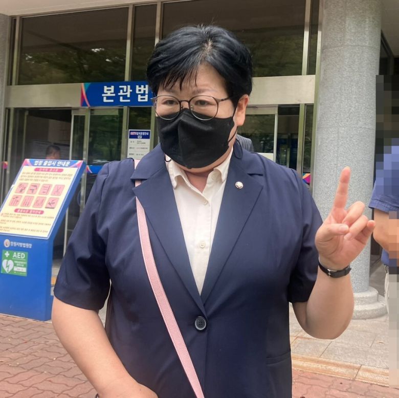 김미나 창원시의원이 항소심 재판을 마치고 나오면서 취재진들의 질문을 받고 있다. 강승우 기자