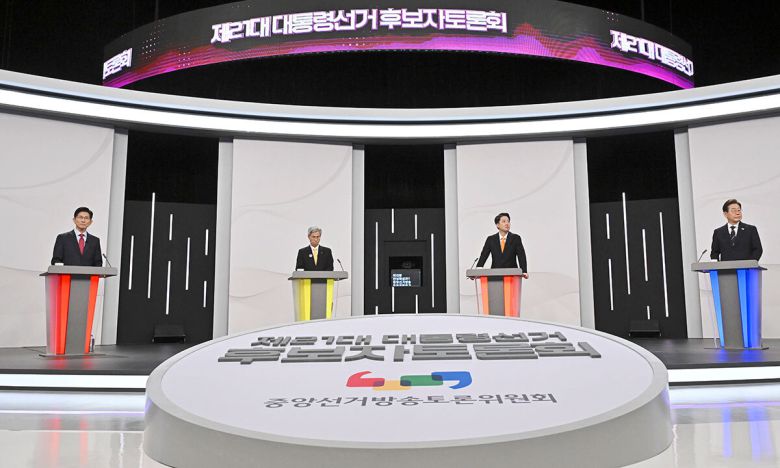 국민의힘 김문수(왼쪽부터), 민주노동당 권영국, 개혁신당 이준석, 더불어민주당 이재명 대선 후보가 중앙선거방송토론위원회 주관으로 서울 상암동 SBS 프리즘센터 스튜디오에서 18일 열린 제21대 대선 1차 후보자 토론회를 준비하고 있다. 국회사진기자단