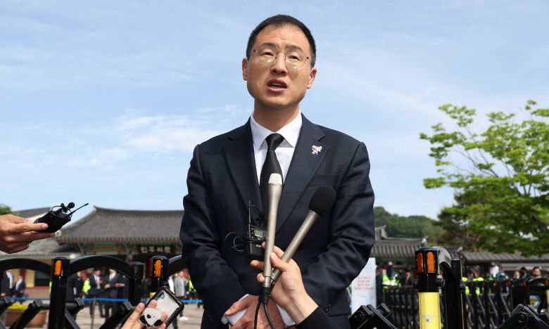 이재명 더불어민주당 대통령 후보 지지를 선언한 김상욱 무소속 의원이 18일 오전 광주 북구 운정동 5·18민주묘지에서 민주당 입당 기자회견을 하고 있다. 뉴스1
