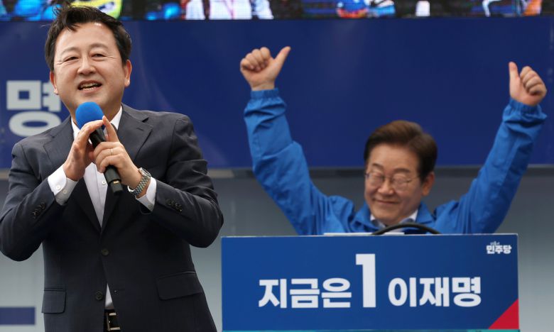국민의힘 탈당 후 개혁신당 정책위의장을 맡았던 김용남 전 의원이 17일 광주 서구 김대중컨벤션센터 광장에서 열린 이재명 더불어민주당 대선후보 집중유세에서 이 후보 지지 발언을 하고 있다. 사진 = 뉴시스
